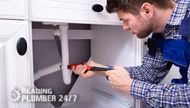 commercial plumber reading 370x210 1